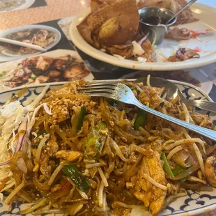 Chicken pad Thai &amp; fried Won tons. Delicious