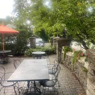 Beautiful patio and delicious food !
