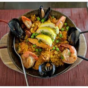 The beautiful and delicious Spanish have mussels, shrimps, Spanish chorizo, chicken... among other things.