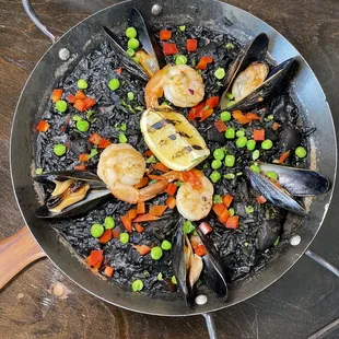 Paella with squid ink @ohcayeats