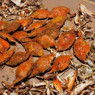 Does this look like a 1/2 bushel of crab???? Hell no.  I paid $239 and only received 28 crabs.  When I called they told me that they DON&apos;T c