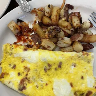 Bacon , egg and cheese omelet with homefries