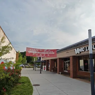 the outside of a restaurant