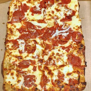 Deep dish pan pizza with pepperoni. Ready in about 15 mins. Delicious! The crust was crispy but not greasy like at a lot of places.