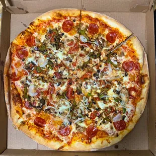 Deluxe 18" Pizza - Pepperoni, Sausage, Bell Peppers, Onions, Mushrooms, Extra Cheese,