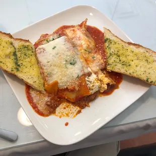 Lasagna and garlic bread