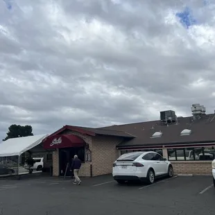 the outside of the restaurant