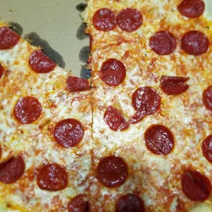 Nice flour'y crispy chewy crust pepperoni