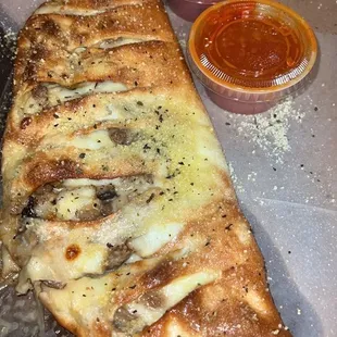 "Deluxe Calzone" ... with no pepperoni, onions, bell peppers, and only 1 little mushroom. More like a sausage calzone.