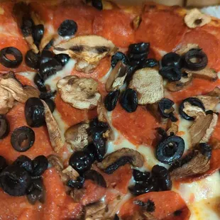 Let me say that this pizza is DELICIOUS! Not heavy on the sauce. Definitely generous on the topping. So yummy