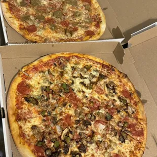 Meatlovers pizza and Deluxe.
