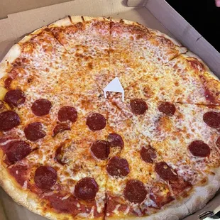18" pizza. Half pepperoni. Thin crust. Nice flavor. Hit the spot. Got it to go. Will order here again.