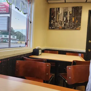 Sal&apos;s Pizza Dining Area