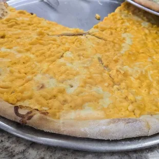 Mac and cheese pizza