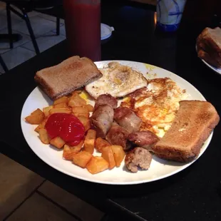 a plate of breakfast food