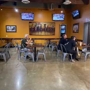 4/21/23 (thu): Interior w/ plenty of seating &amp; tvs