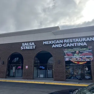 This is what the restaurant looks like from the outside. It is not apparent to me that these are two different restaurants.