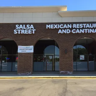 This is in the strip mall just south of the Speedway. This place used to be a pizza place.