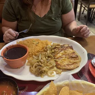 Grilled chicken with onions and rice