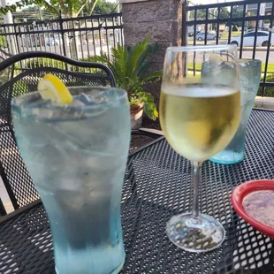 Outdoor dining in the center of downtown lusby
