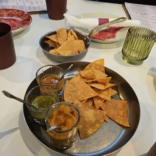 CHIPS & SALSAS