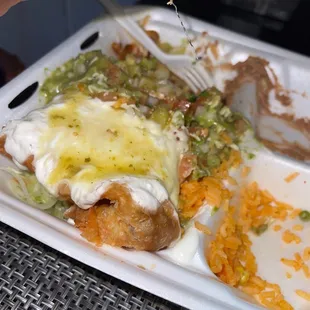 pedí una chimichanga y tenía un alambre adentro y le llame al manager y todavía fue capas de decir que eya no tenia la culpa de eso