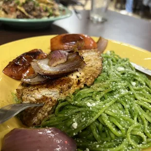 Tallarin Verde con pollo asado