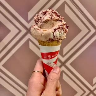 red velvet cake w/ cream cheese frosting (nondairy)