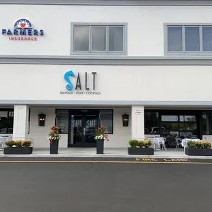 the outside of a restaurant