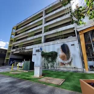 Parking structure - enter from Keawe Street