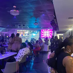 eople sitting at tables