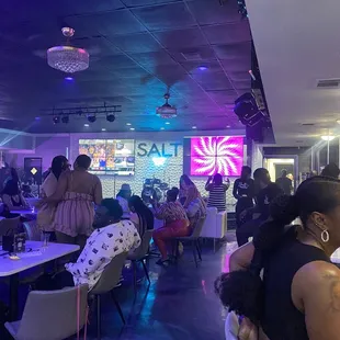 eople sitting at tables