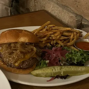 Tom &apos;s Tavern Burger
