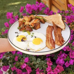 a plate of breakfast food