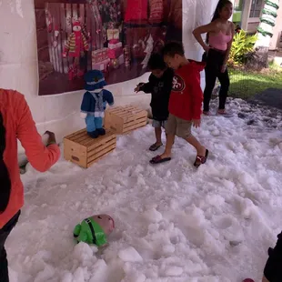 It&apos;s snowing