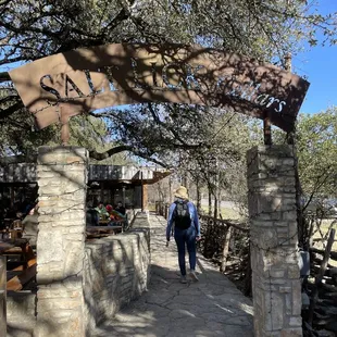 Path from the restaurant