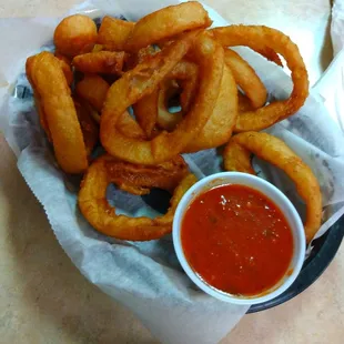 Onion rings with marinara
