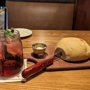 Pomegranate mojito and bread