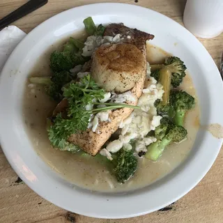 ATLANTIC SALMON w. SCALLOP & LUMP CRAB