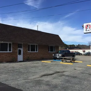the outside of the restaurant
