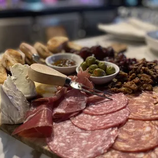 a platter of meat and cheeses