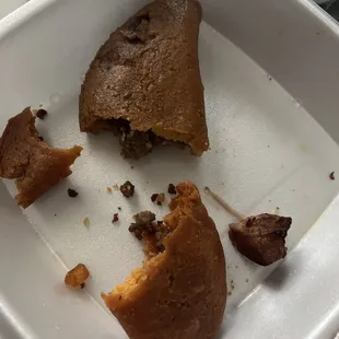 Pésimo servicio unos pastelitos de carne todos recalentadas que no sirven están puras piedras al final pagas de regalado en ese pésimo