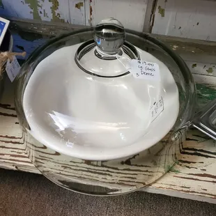 A cake plate dome