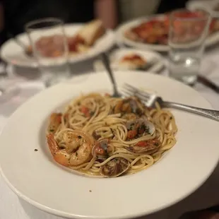 Linguine in Bianco, shrimp, scallops, clams, fresh tomatoes, garlic &amp; olive oil.