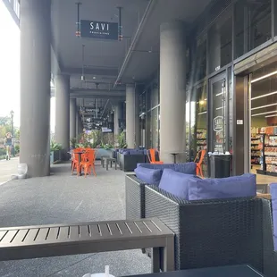 the outside seating area of a restaurant