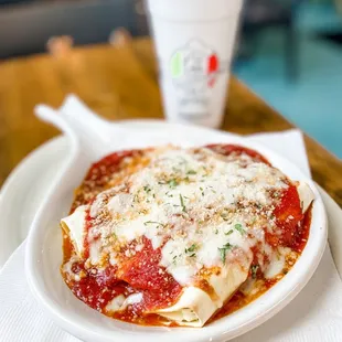 Manicotti comes with 2 garlic knots