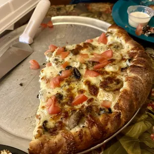 Medium dominiquer (chicken bacon ranch pizza basically)