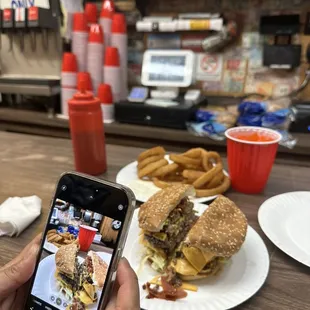 Sams Triple cheese burger (instagram: wooneats)