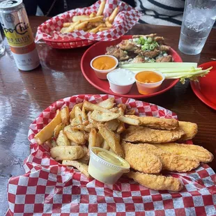 Tavern Hot Wings, Clucks and Fries Grub