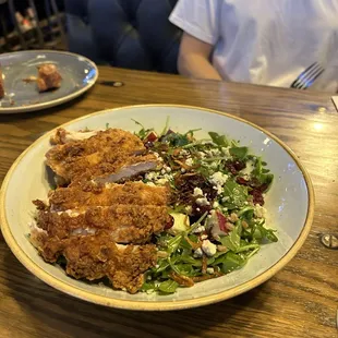 Farro and apple salad with fried chicken